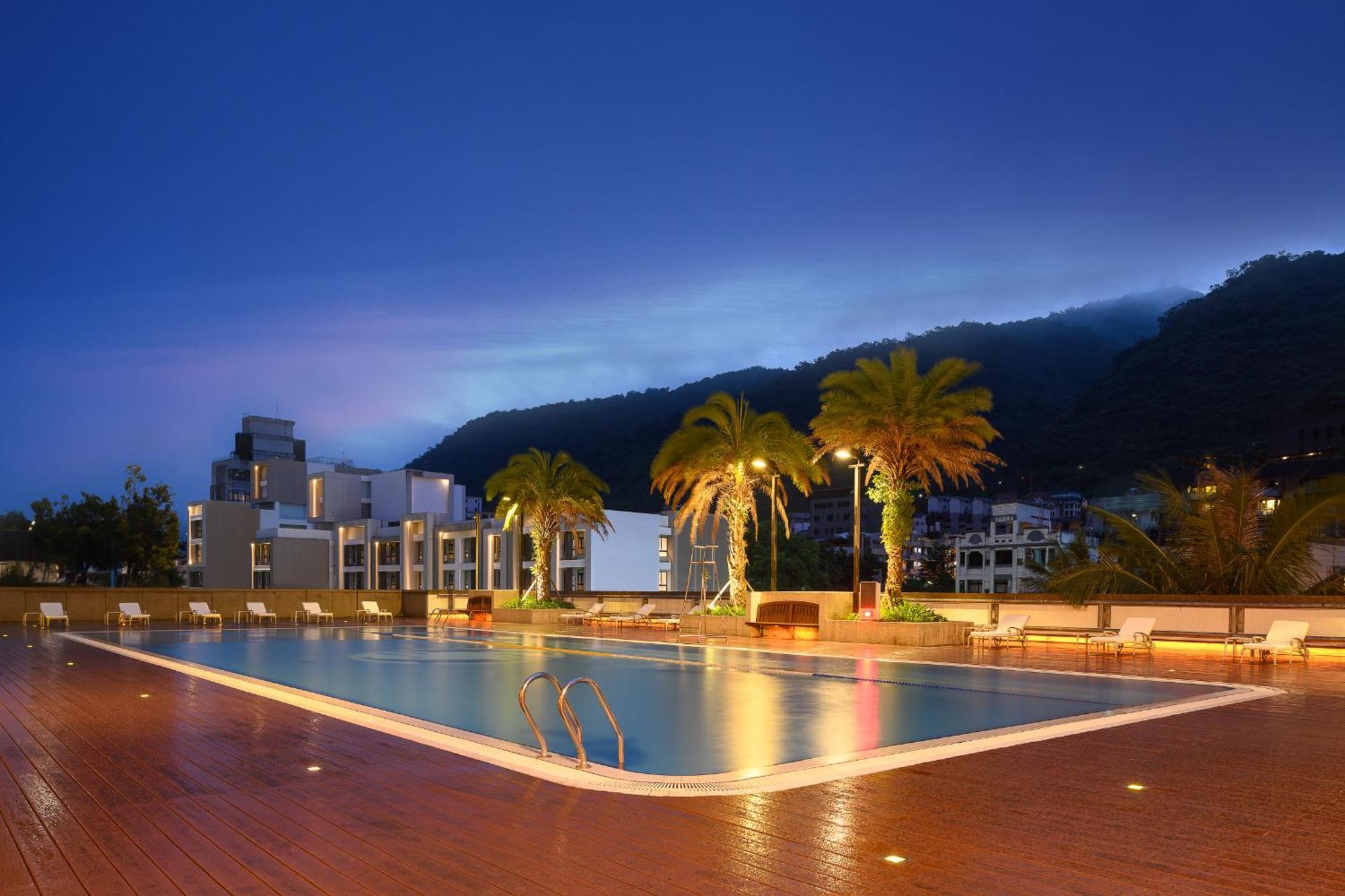 Evergreen Resort Hotel - Jiaosi Jiaoxi Bagian luar foto The swimming pool at the University of Nottingham Malaysia Campus