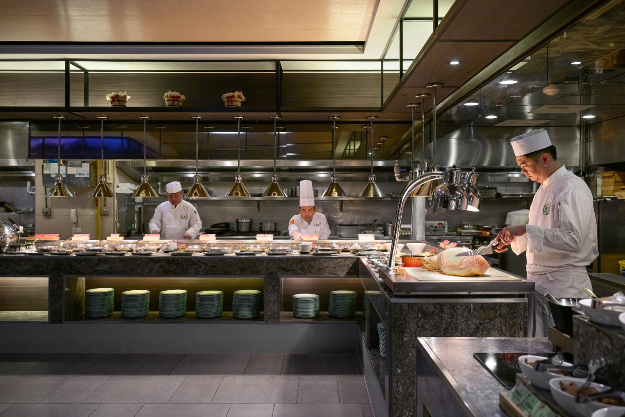 Evergreen Resort Hotel - Jiaosi Jiaoxi Bagian luar foto A commercial kitchen