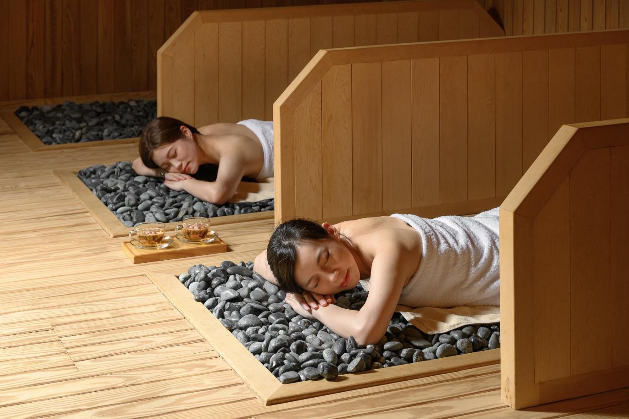 Evergreen Resort Hotel - Jiaosi Jiaoxi Bagian luar foto A traditional Korean spa