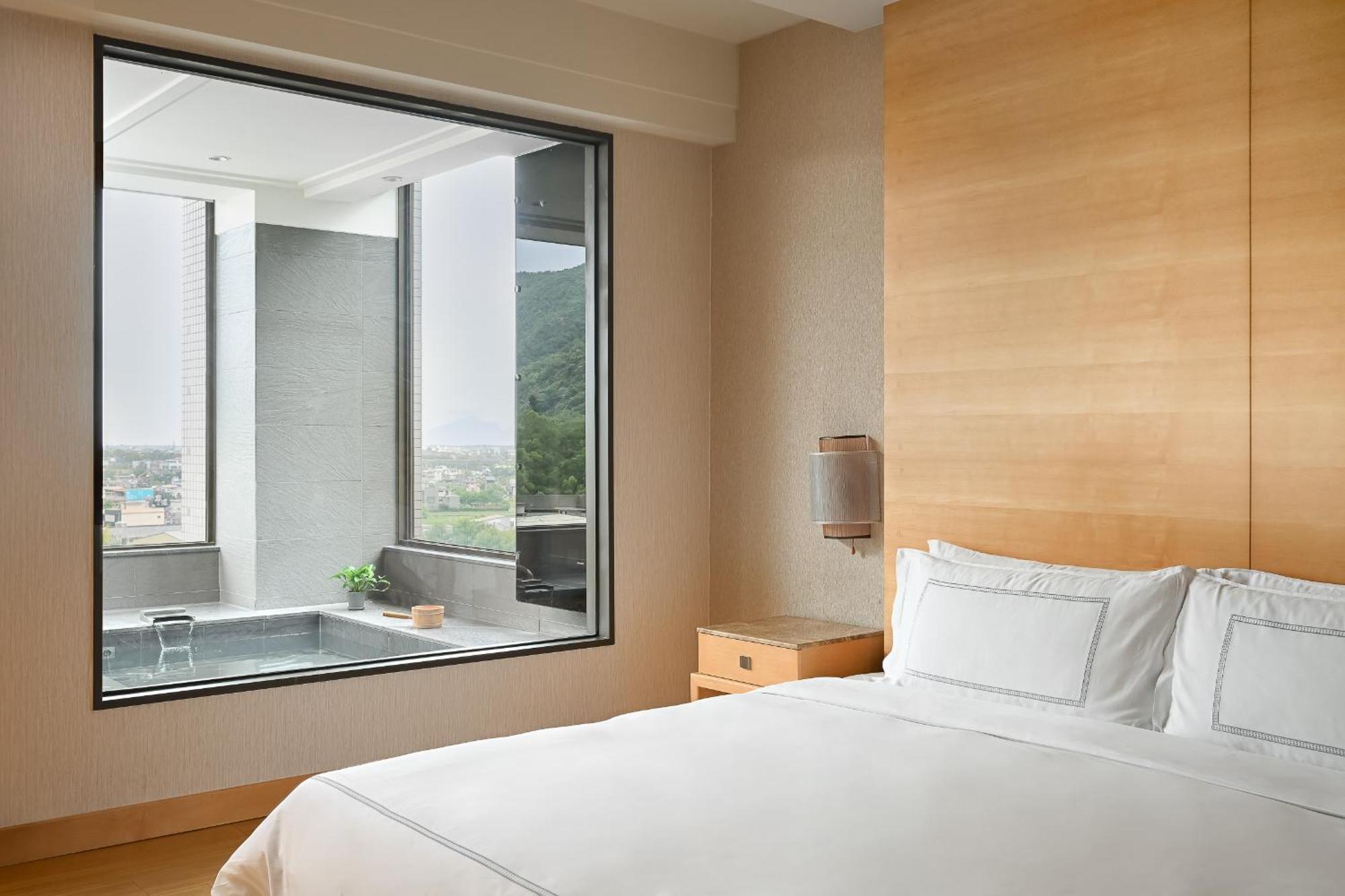 Evergreen Resort Hotel - Jiaosi Jiaoxi Bagian luar foto A room at the hotel