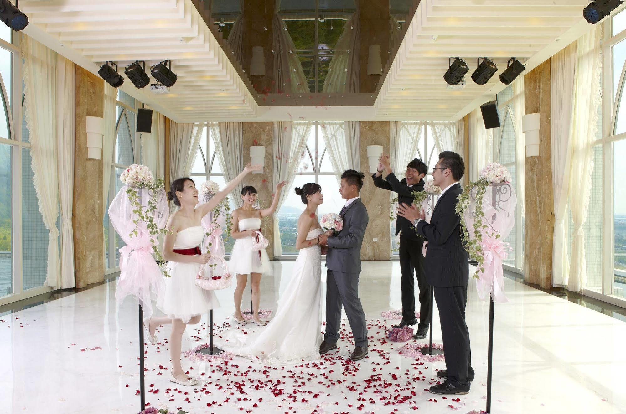 Evergreen Resort Hotel - Jiaosi Jiaoxi Bagian luar foto A wedding in the Sky Chapel
