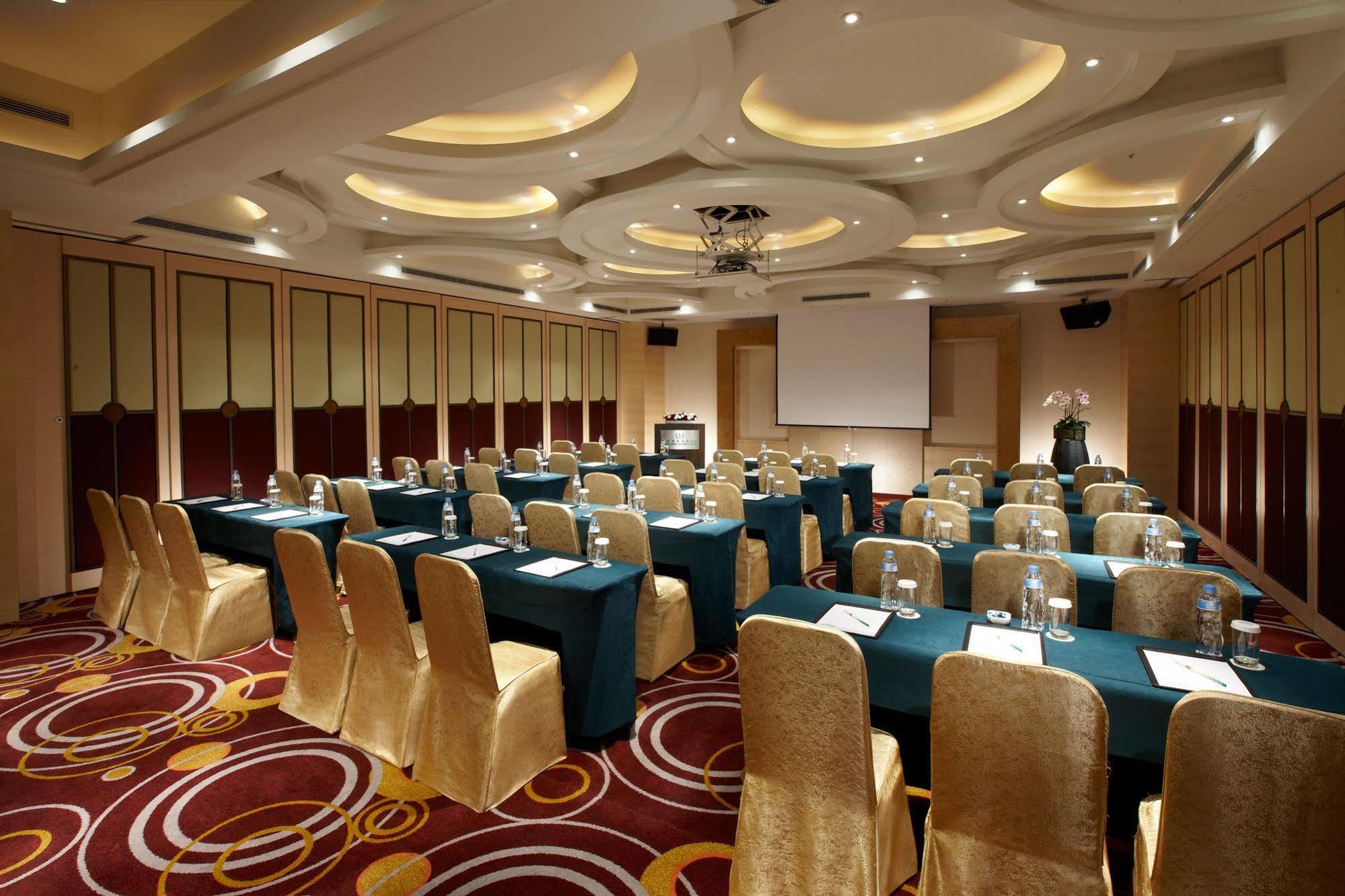 Evergreen Resort Hotel - Jiaosi Jiaoxi Bagian luar foto A meeting room at a hotel